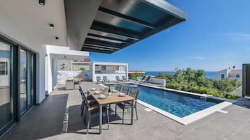 Utendørsbasseng og et oppvarmet basseng