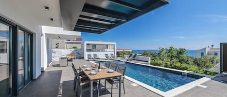 Utendørsbasseng og et oppvarmet basseng