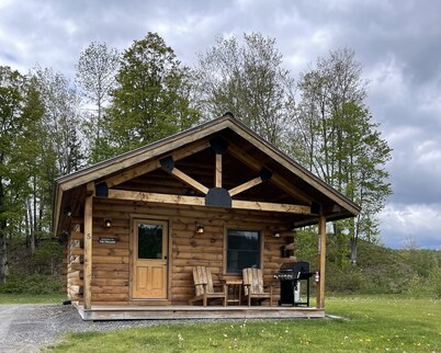 Stay on Kingdom Trails in an efficiency one-bedroom cabin!