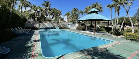 Una piscina al aire libre