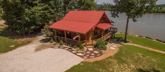 Come relax & enjoy our luxury log cabin, watch barges on banks of the Ohio River