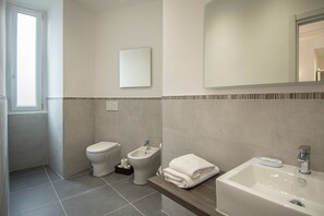 Shower, hair dryer, bidet, towels - Romantic Vatican apartment (Roma)