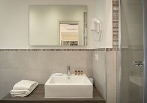 Dusche, Haartrockner, Bidet, Handtücher