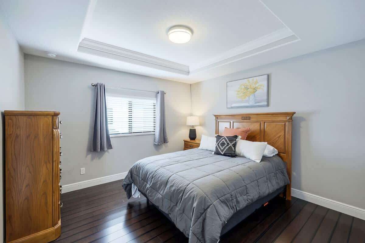 4 habitaciones, tabla de planchar con plancha y cuna de viaje 