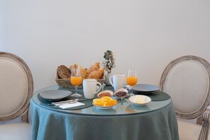 Romantisches Doppelzimmer, mit Bad, Talblick | Frühstücksgericht | Nach Wunsch zubereitetes Frühstück am Wochenende gegen Gebühr