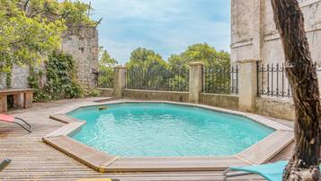 Una piscina al aire libre de temporada