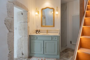 Romantic Double or Twin Room, Ensuite, Valley View | Bathroom
