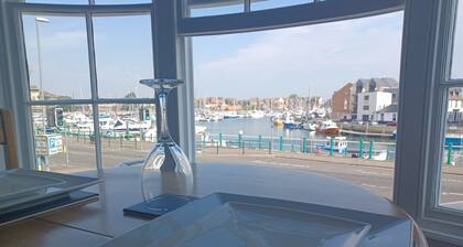 No.26 Marina View apartment, parking permit, harbour and Marina views