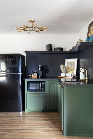 Een microgolfoven, een koffiezetapparaat/waterkoker