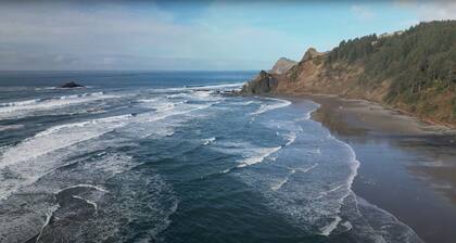 Ocean Views! 3 min walk to the beach! Hot tub, King Bed, XBOX & Arcade Game Room