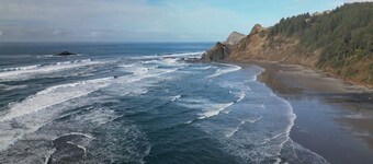Ocean Views! 3 min walk to the beach! Hot tub, King Bed, XBOX & Arcade Game Room