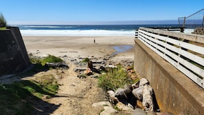 Playa en los alrededores y camastros 