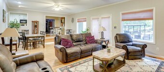 12 Mi to UGA Campus: Spacious Group Getaway!