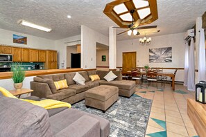 Smart-TV, Kamin, Tischtennisplatte