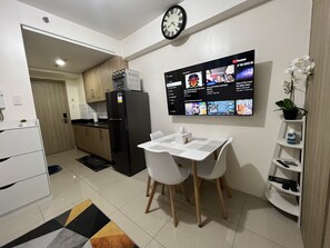 Dining - 1-bedroom Condo in Pasay, Near Mall of Asia! (Pasay)