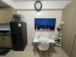 Private kitchen - 1-bedroom Condo in Pasay, Near Mall of Asia! (Pasay)