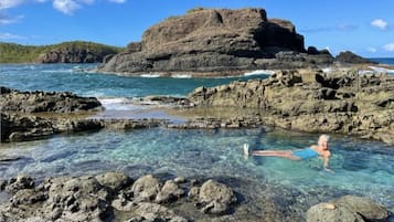 Chaises longues, serviettes de plage