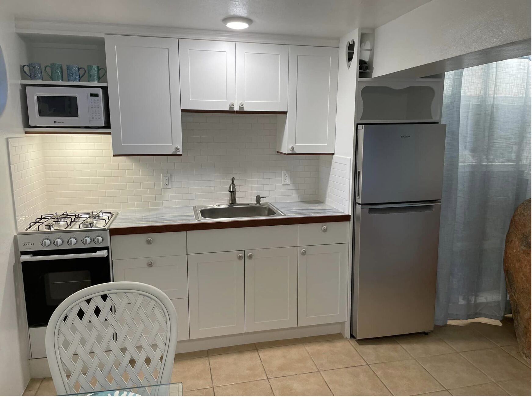 Frigorifero, microonde, forno, piano cottura