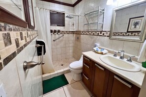 Ducha, artículos de tocador gratuitos, toallas, jabón