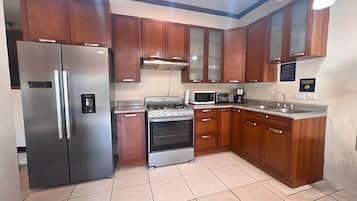Suite Keluarga, 2 kamar tidur, pemandangan danau, tepi danau | Dapur pribadi | Lemari es besar, microwave, mesin pembuat kopi/teh, dan pemanggang roti