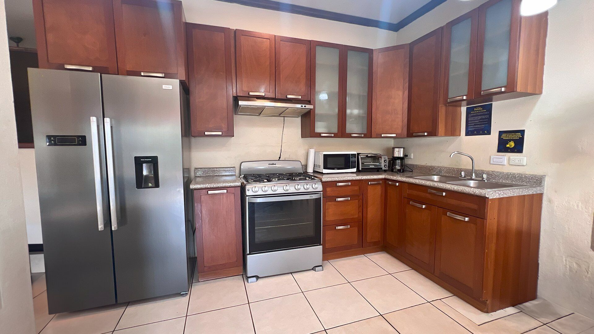 Refrigerador con freezer, microondas, cafetera/tetera, tostadora