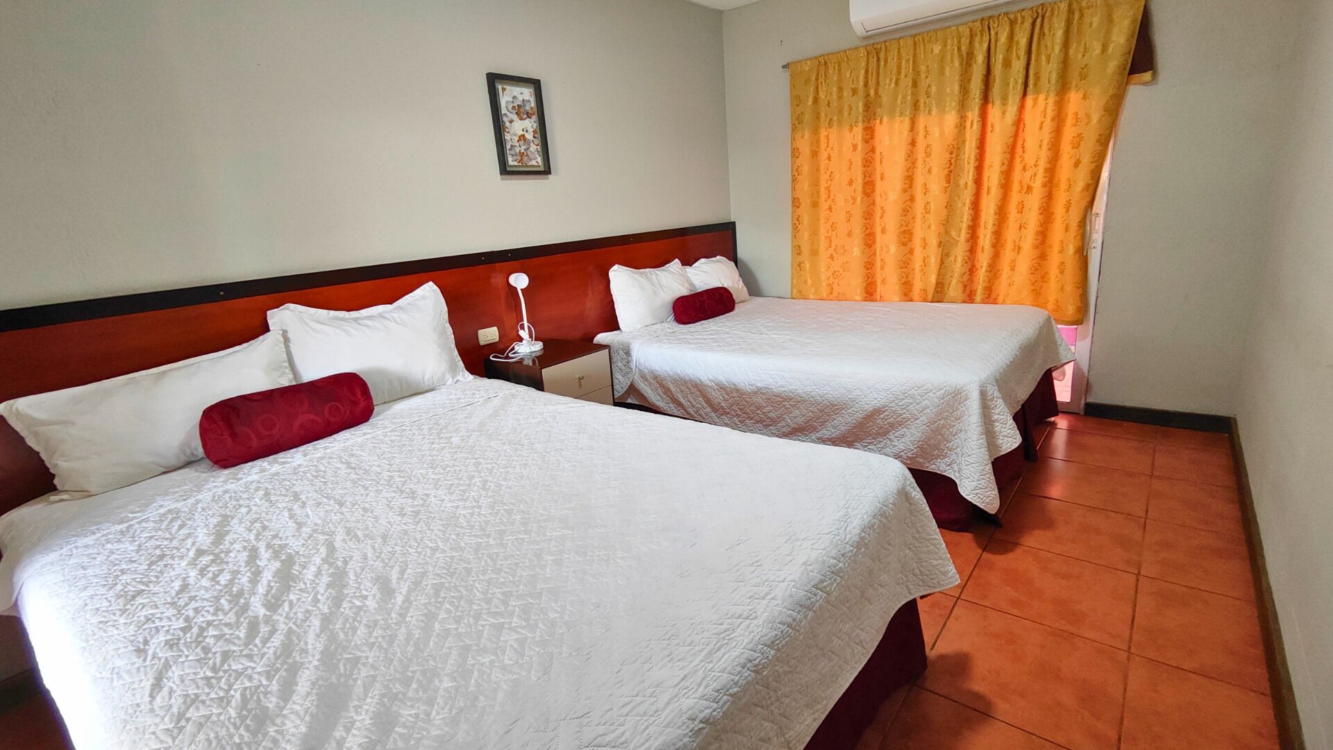 Caja de seguridad en la habitación, cortinas blackout y wifi gratis 