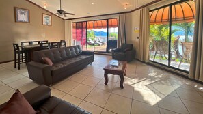 Suite familiar, 2 habitaciones, vistas al lago, junto al lago | Zona de estar | Smart TV de 50 pulgadas con canales por cable, una televisión