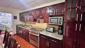 Villa | Cocina privada | Refrigerador con congelador, microondas, cafetera y tetera y tostadora