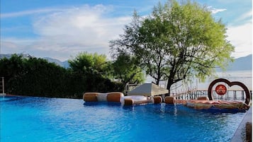 Hồ bơi ngoài trời