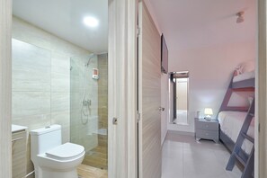 Douche, serviettes fournies, savon, shampooing