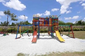 Un parque infantil con toboganes y columpios.