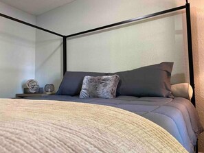 4 bedrooms, iron/ironing board, WiFi, bed sheets