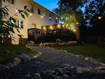 King’s Den-Fire pit Grill Big yard Balcony