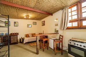 Classic Loft | Private kitchen | Full-size fridge, oven, espresso maker, electric kettle - Ferraria Guest House (Paraty)