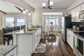 Fridge, dishwasher, coffee/tea maker, cookware/dishes/utensils - Lake Ontario Beauty! Sleeps 4! (Williamson)