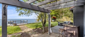 Lake Ontario Beauty! Sleeps 4!