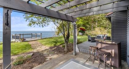 Lake Ontario Beauty! Sleeps 4!