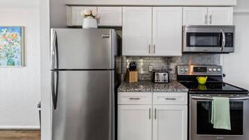Refrigerador, lavavajillas, cafetera y tetera y utensilios de cocina