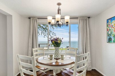 Lake Ontario Beauty! Sleeps 4!