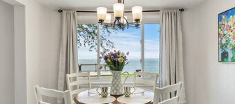 Lake Ontario Beauty! Sleeps 4!