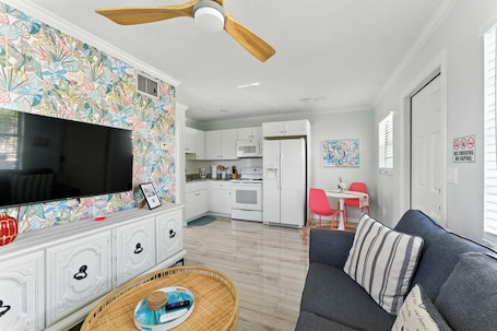 TV. Minutes to Anna Maria - Canal Hangout Onsite Apartment
