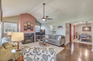 Una Smart TV, videojuegos, una impresora