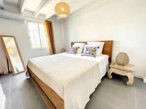 2 habitaciones, escritorio y tabla de planchar con plancha