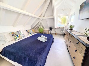 4 habitaciones, escritorio y tabla de planchar con plancha 