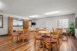 Free daily continental breakfast - Econo Lodge El Paso, IL (El Paso)