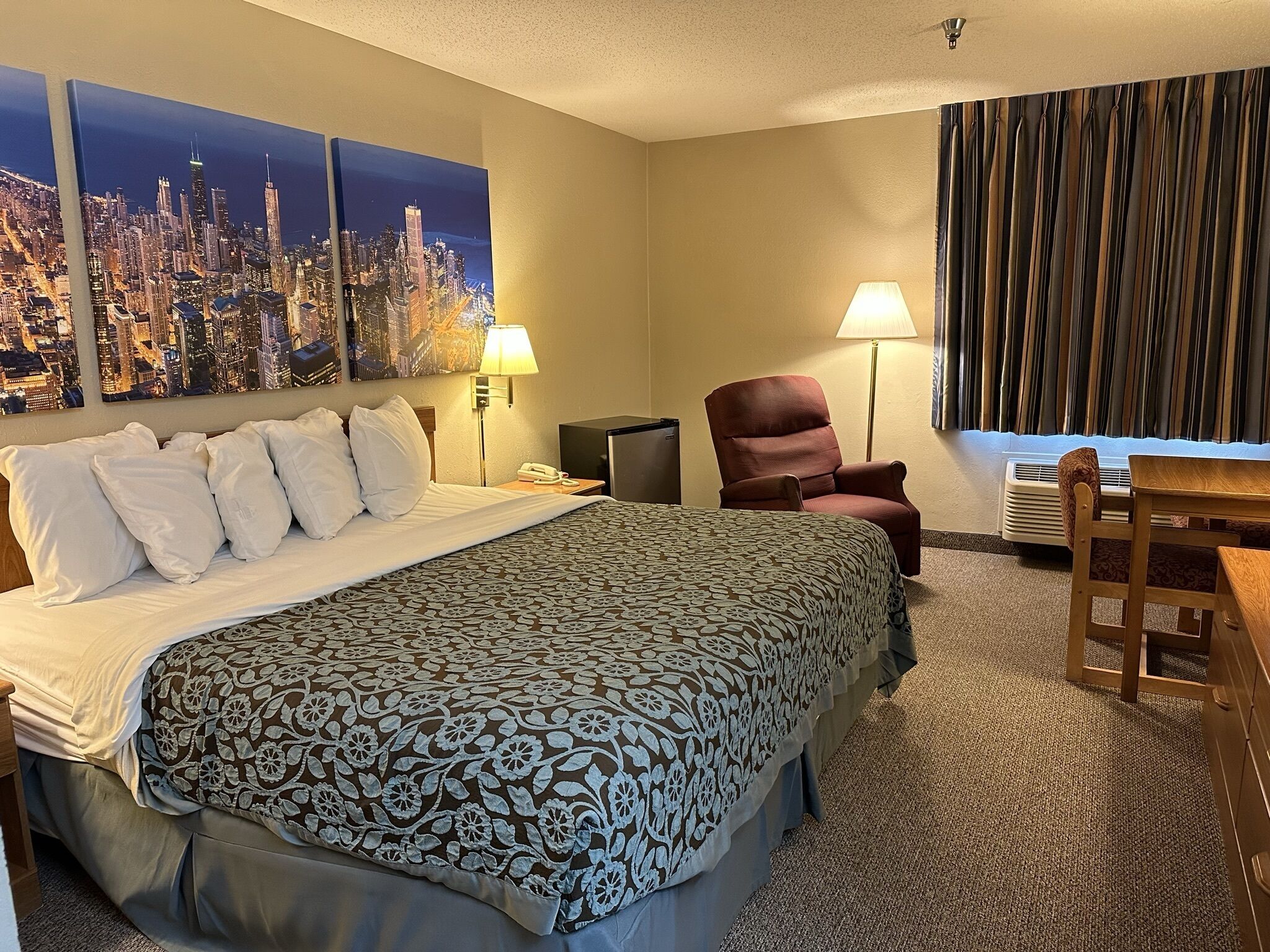 Premium bedding, iron/ironing board, free WiFi, bed sheets