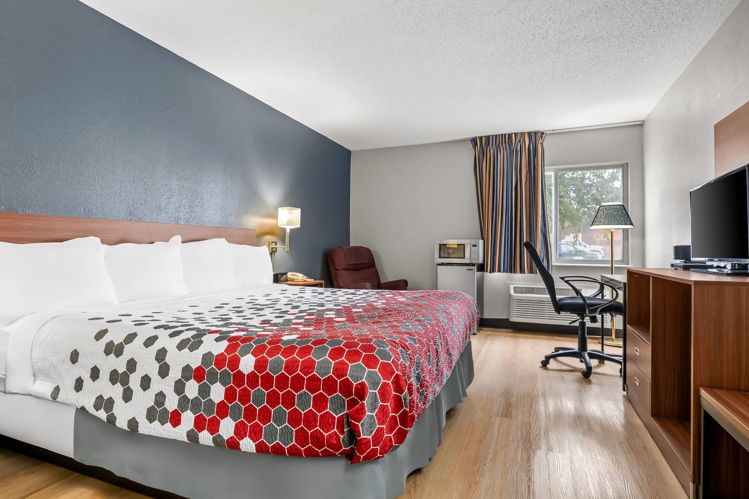 Standaard kamer, 1 kingsize bed, niet-roken | Luxe beddengoed, een strijkplank/strijkijzer, gratis wifi, beddengoed