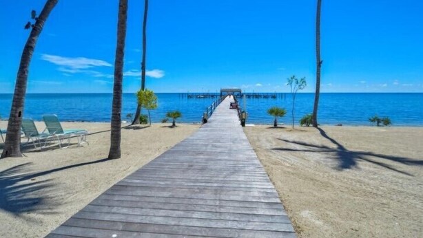 On the beach - Direct Oceanfront with private staircase to beach prestigious Islamorada CondoComplex (Islamorada)