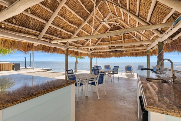 Outdoor dining - Exceptional condo with panoramic views of the Atlantic Ocean. (Islamorada)