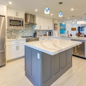 Frigorifero, microonde, forno, piano cottura